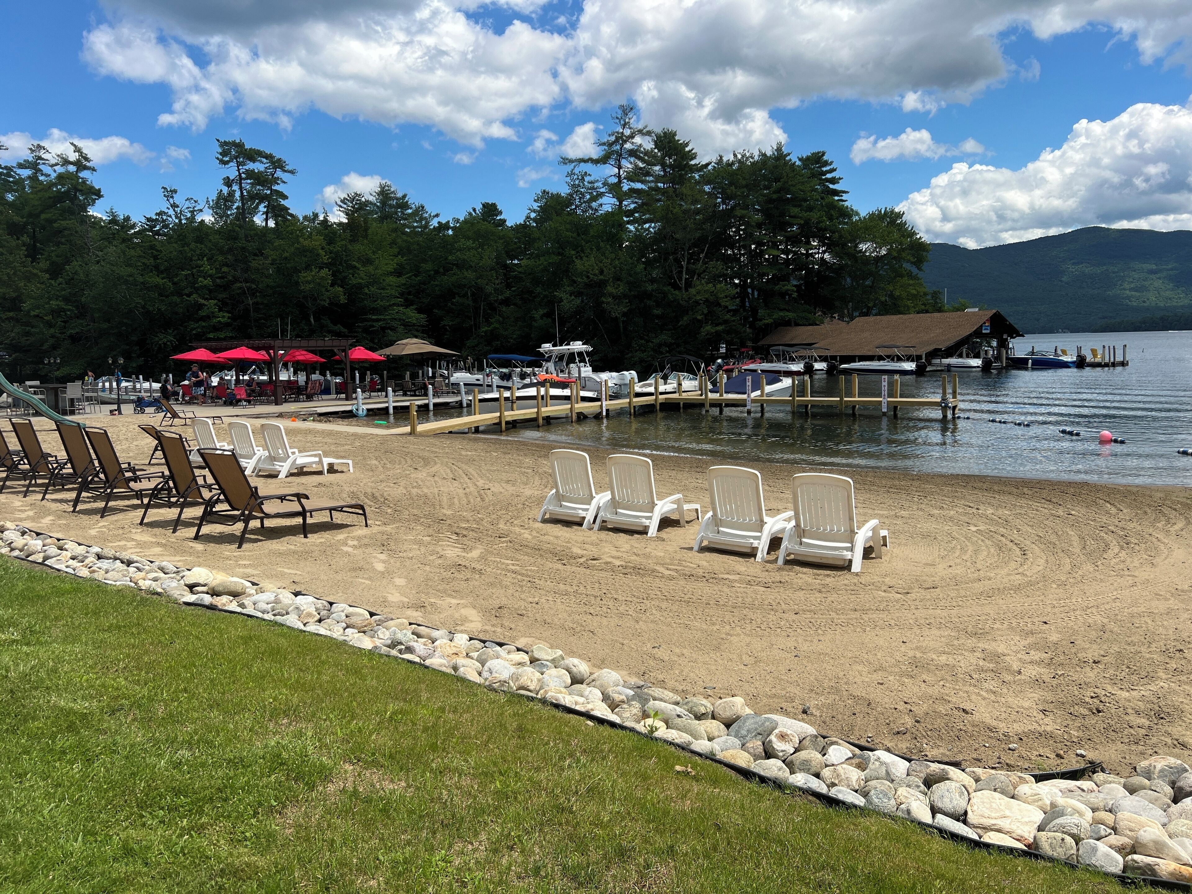 Chaises longues, serviettes de plage