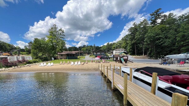 Une jetée s’avançant dans une étendue d’eau calme, sous un ciel dégagé.