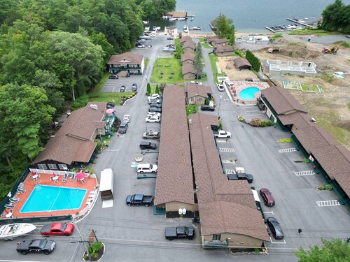 Delightful 4-bedroom home with AC on Lake George in Diamond Point, NY