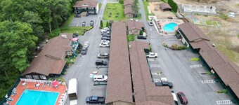 Delightful 4-bedroom home with AC on Lake George in Diamond Point, NY