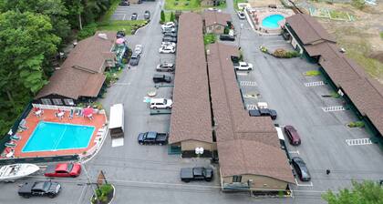 Delightful 4-bedroom home with AC on Lake George in Diamond Point, NY