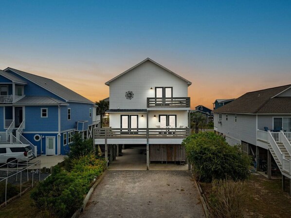 Exterior - Dolphin Delight 𓇼 Ocean Views + Beach Walkable (Oak Island)