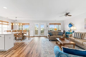 TV - Dolphin Delight 𓇼 Ocean Views + Beach Walkable (Oak Island)