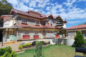 Exterior - Queenspark Guest House (Nyeri)