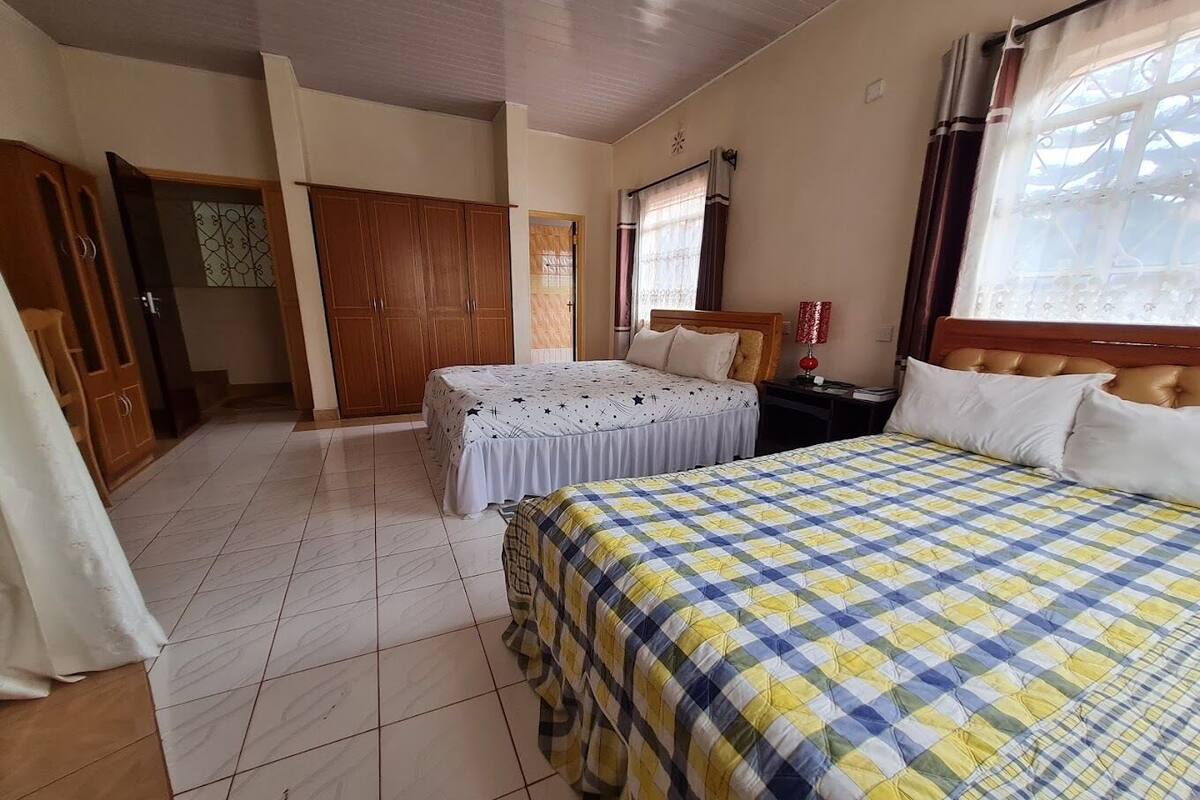 Habitación triple familiar | Wifi gratis y ropa de cama