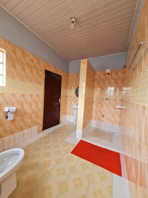 Dobbeltrom – deluxe, hageutsikt | Bad | Dusj, toalettartikler (inkludert), tøfler og håndklær