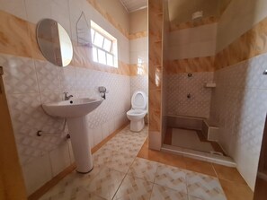 Deluxe Double Room, Garden View | Bathroom | Shower, free toiletries, slippers, towels - Queenspark Guest House (Nyeri)
