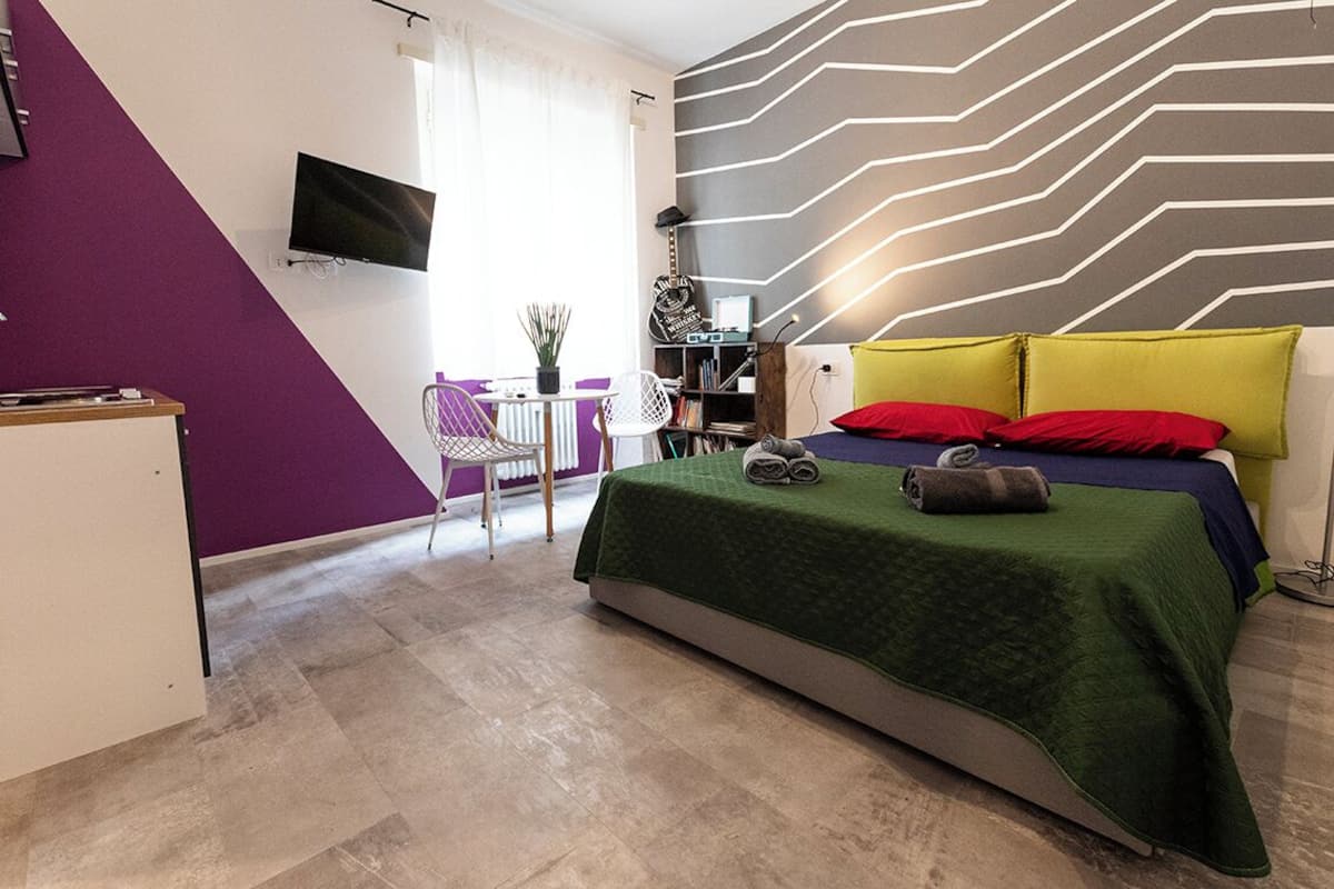 Laptop workspace, iron/ironing board, free WiFi