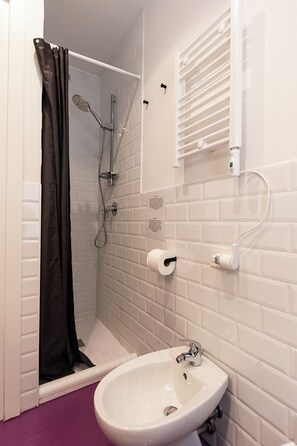 Dusche, Haartrockner, Seife, Shampoo