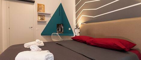 Espacio para trabajar con laptop y tabla de planchar con plancha