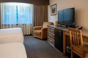 In-room safe, iron/ironing board, free WiFi, bed sheets - Cozy Room in Banff with Air-Conditioning (Banff)