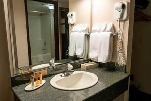 Hair dryer, towels, soap, shampoo - Cozy Room in Banff with Air-Conditioning (Banff)