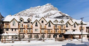 Exterior - Cozy Room in Banff with Air-Conditioning (Banff)