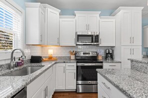 Private kitchen - Sea La Vie𓇼Central Location𓇼Cozy𓇼Fire Pit (Oak Island)