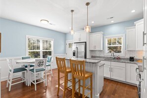 Private kitchen - Sea La Vie𓇼Central Location𓇼Cozy𓇼Fire Pit (Oak Island)