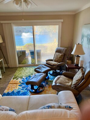 Living area - W9 Ocean Walk Village Area two pool tennis/pickleball remodeled (St. Simons Island)