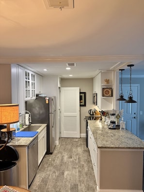 Private kitchen - W9 Ocean Walk Village Area two pool tennis/pickleball remodeled (St. Simons Island)