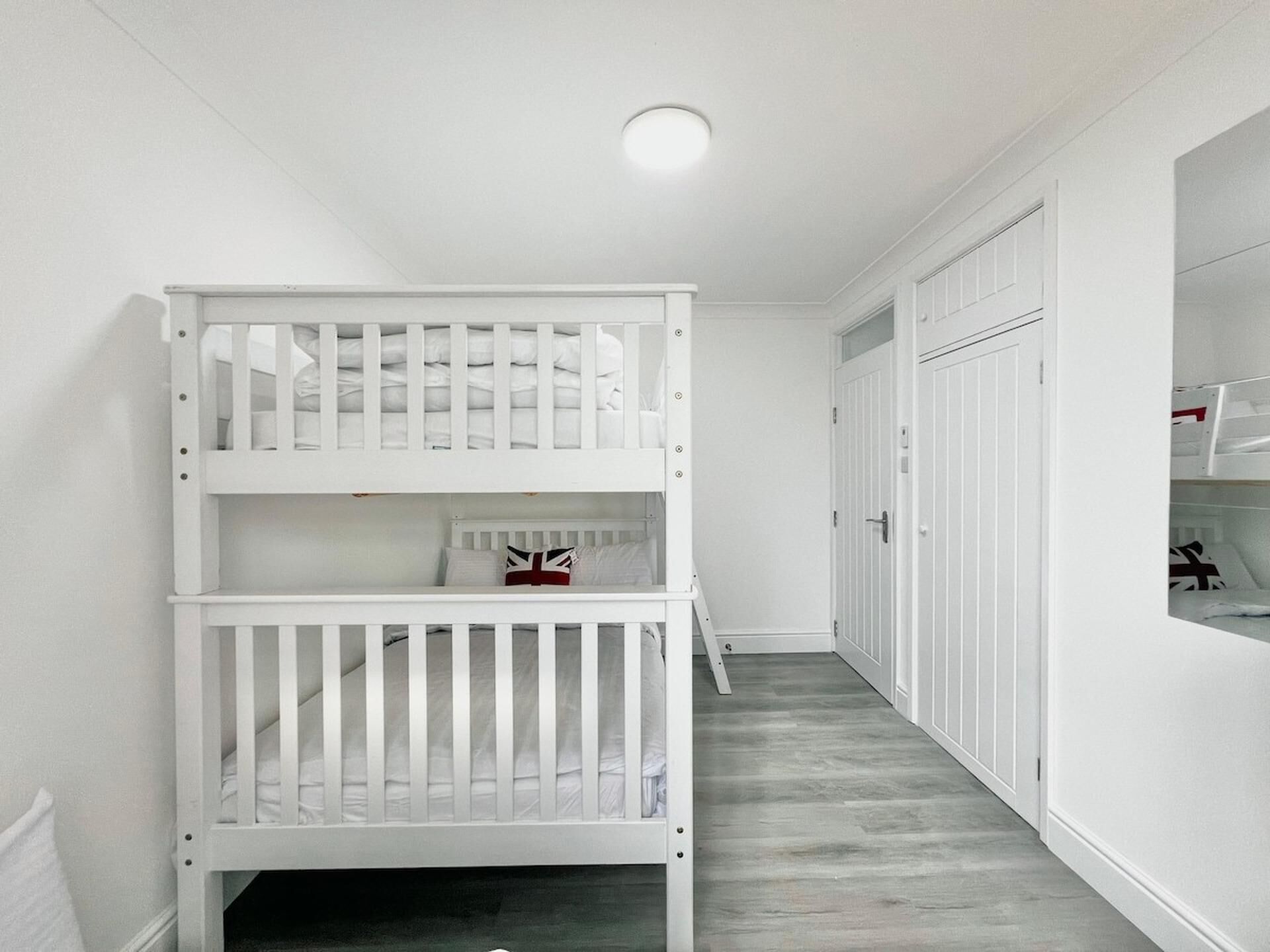 3 室のベッドルーム、アイロン / アイロン台、WiFi (無料)、ベッドシーツ