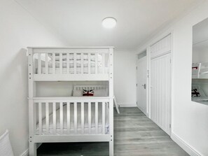 3 室のベッドルーム、アイロン / アイロン台、WiFi (無料)、ベッドシーツ