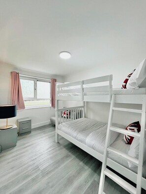 3 bedrooms, iron/ironing board, free WiFi, bed sheets - Ground Floor Light Apartment (London)