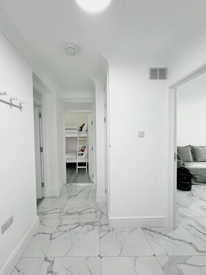 3 bedrooms, iron/ironing board, free WiFi, bed sheets - Ground Floor Light Apartment (London)