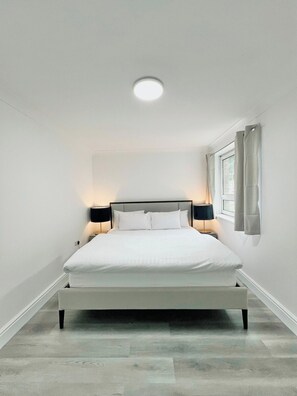 3 bedrooms, iron/ironing board, free WiFi, bed sheets - Ground Floor Light Apartment (London)