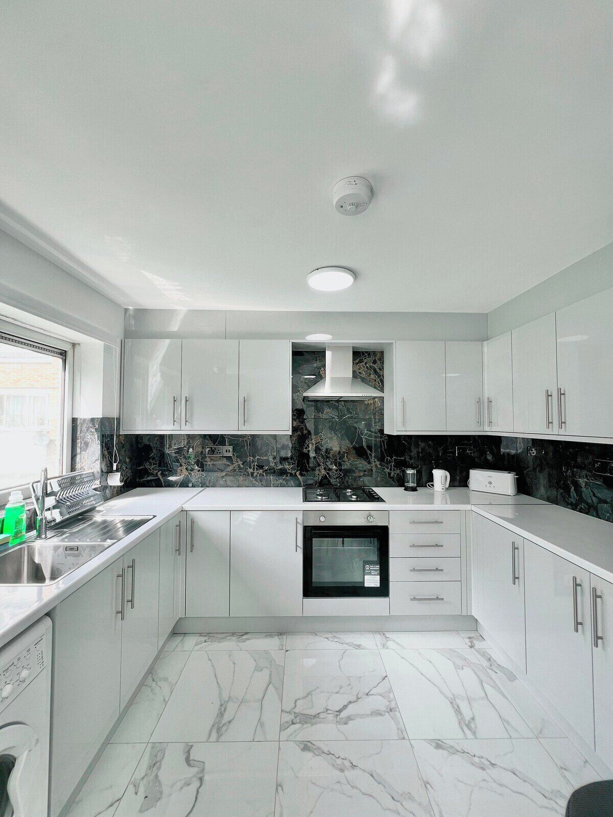 冷蔵庫、電子レンジ、電気ポット、トースター