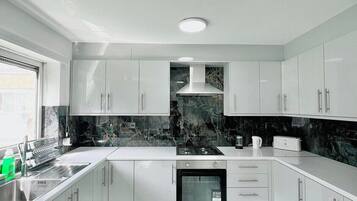 Peti sejuk, ketuhar gelombang mikro, cerek elektrik, pembakar roti