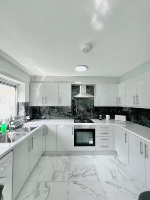 冷蔵庫、電子レンジ、電気ポット、トースター