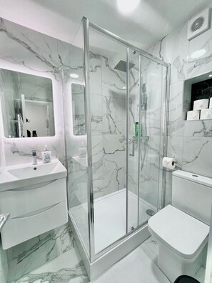 Shower, hair dryer, towels - Ground Floor Light Apartment (London)