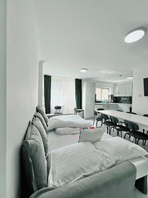3 bedrooms, iron/ironing board, free WiFi, bed sheets - Ground Floor Light Apartment (London)