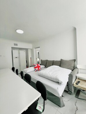 3 bedrooms, iron/ironing board, free WiFi, bed sheets - Ground Floor Light Apartment (London)