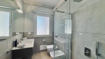 Junior Suite, Sea View | Bathroom | Free toiletries, slippers, soap, shampoo