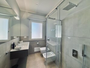 Junior Suite, Sea View | Bathroom | Free toiletries, slippers, soap, shampoo - Mameli View Cagliari (Cagliari)