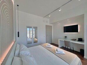 Junior Suite, Sea View | In-room safe, blackout drapes, soundproofing, free WiFi - Mameli View Cagliari (Cagliari)