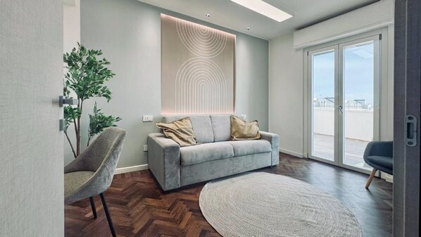 Junior Suite, Sea View | In-room safe, blackout drapes, soundproofing, free WiFi - Mameli View Cagliari (Cagliari)