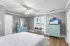 4 bedrooms, iron/ironing board, Internet, bed sheets - Sleeps 10-Large Groups+Boater Friendly-Beach Access+Beach View-Walk to Hu-B's (Kuttawa)
