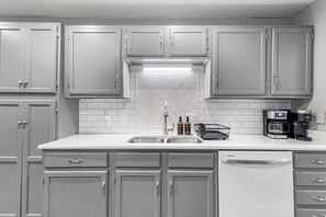 Microwave, oven, stovetop, dishwasher - Sleeps 10-Large Groups+Boater Friendly-Beach Access+Beach View-Walk to Hu-B's (Kuttawa)