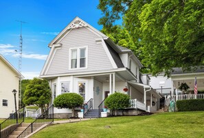 Exterior - Sleeps 10-Large Groups+Boater Friendly-Beach Access+Beach View-Walk to Hu-B's (Kuttawa)