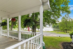 Property grounds - Sleeps 10-Large Groups+Boater Friendly-Beach Access+Beach View-Walk to Hu-B's (Kuttawa)