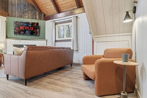 Smart-tv, een open haard, tafelvoetbal en een muziekbibliotheek