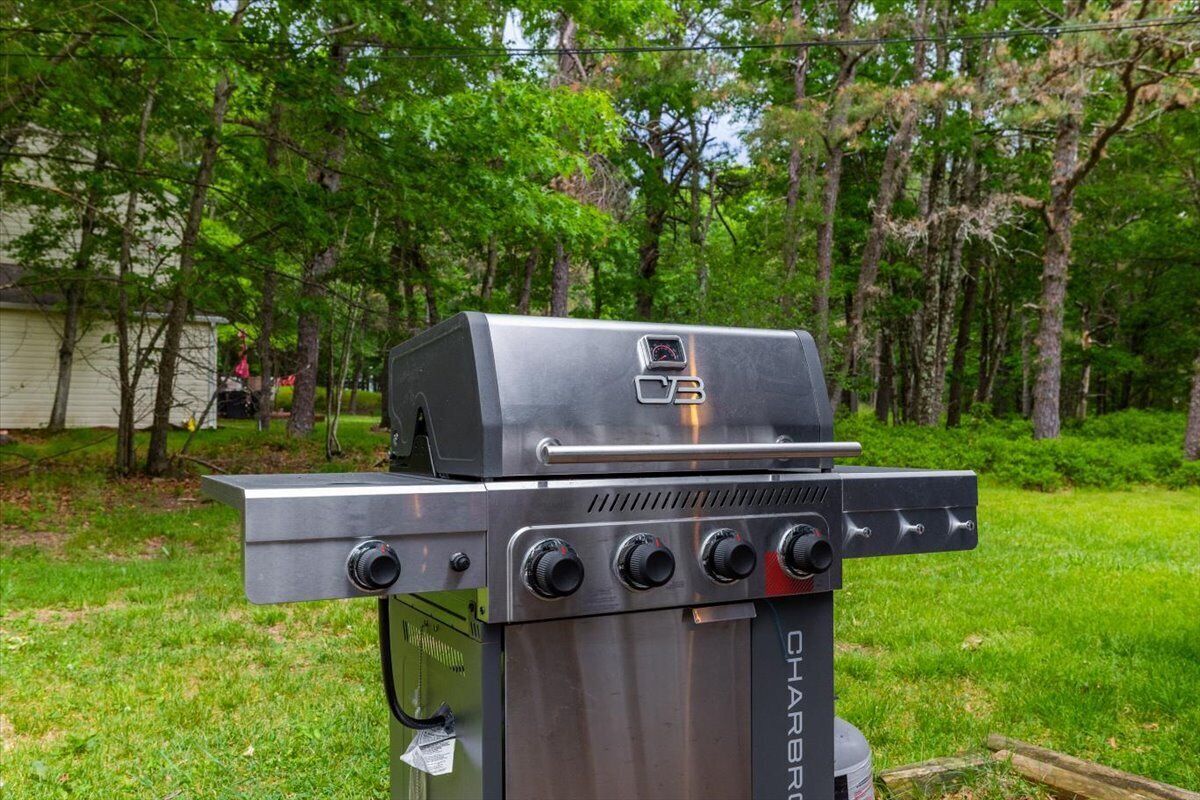 Un barbecue Char-Broil doté de quatre brûleurs, d’un écran numérique et d’une tablette latérale.