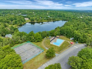 Sports court - NEW Cozy & Redesigned Chalet with Hot Tub, Fire Pit, Game Room, Heating/Cooling! (Long Pond)