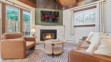 Smart TV, lareira, pebolim, biblioteca musical