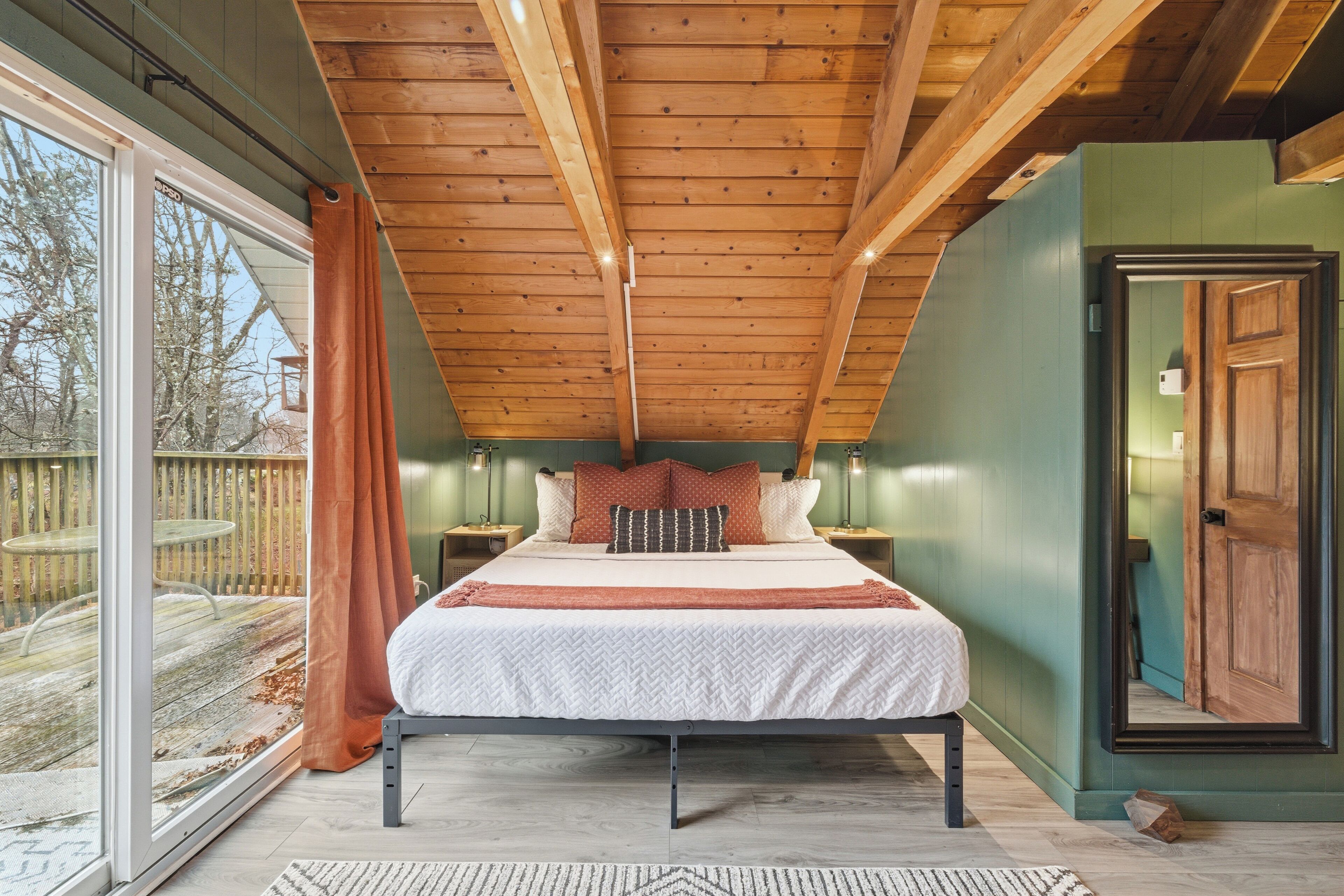 3 slaapkamers, een bureau, een strijkplank/strijkijzer, reisbedje