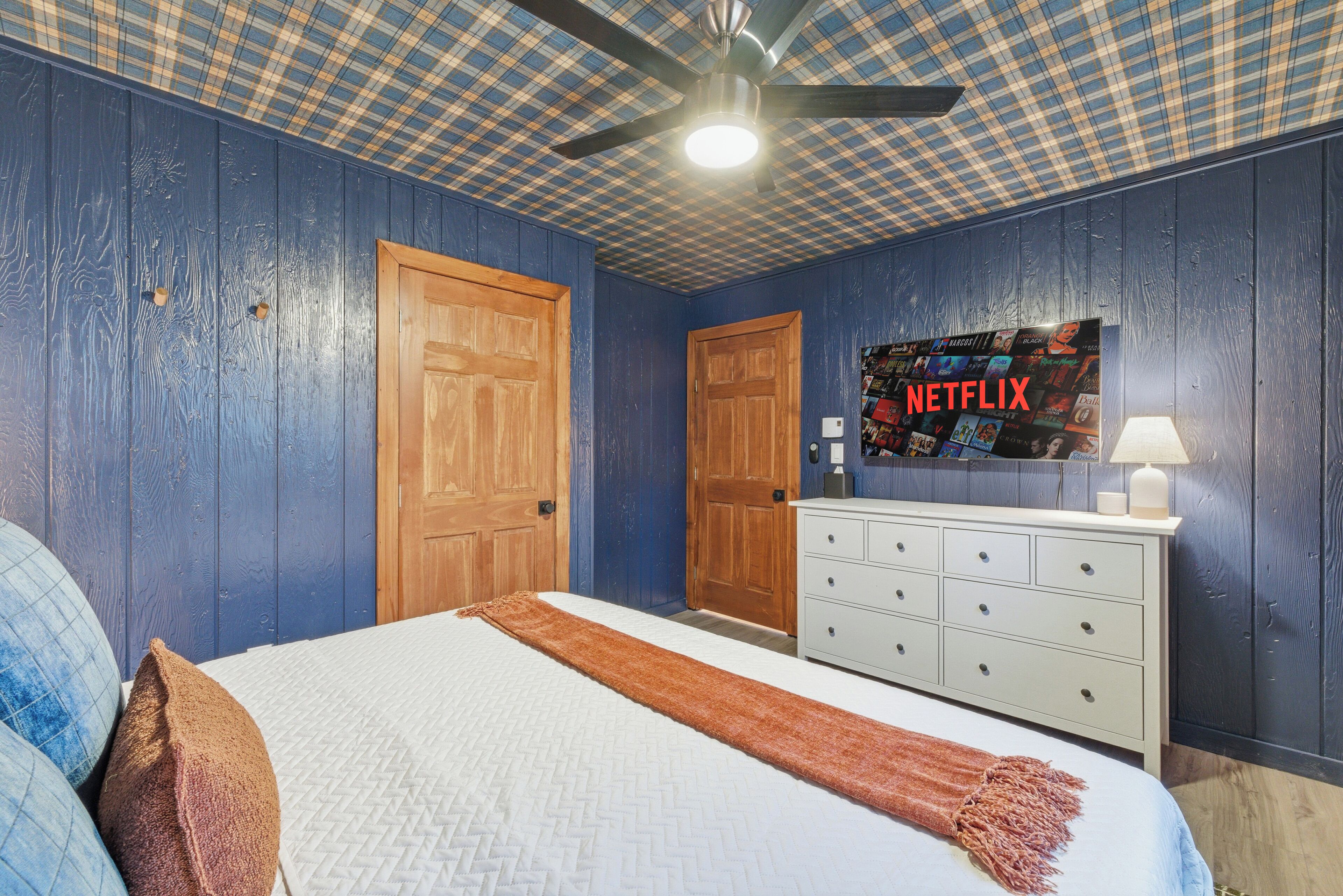 3 soverom, skrivebord, strykejern/-brett og reiseseng for barn