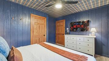 3 quartos, escrivaninha, ferros/tábuas de passar roupa, berço de viagem