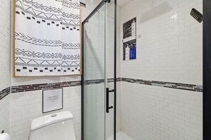 Een douche, een haardroger, handdoeken, zeep
