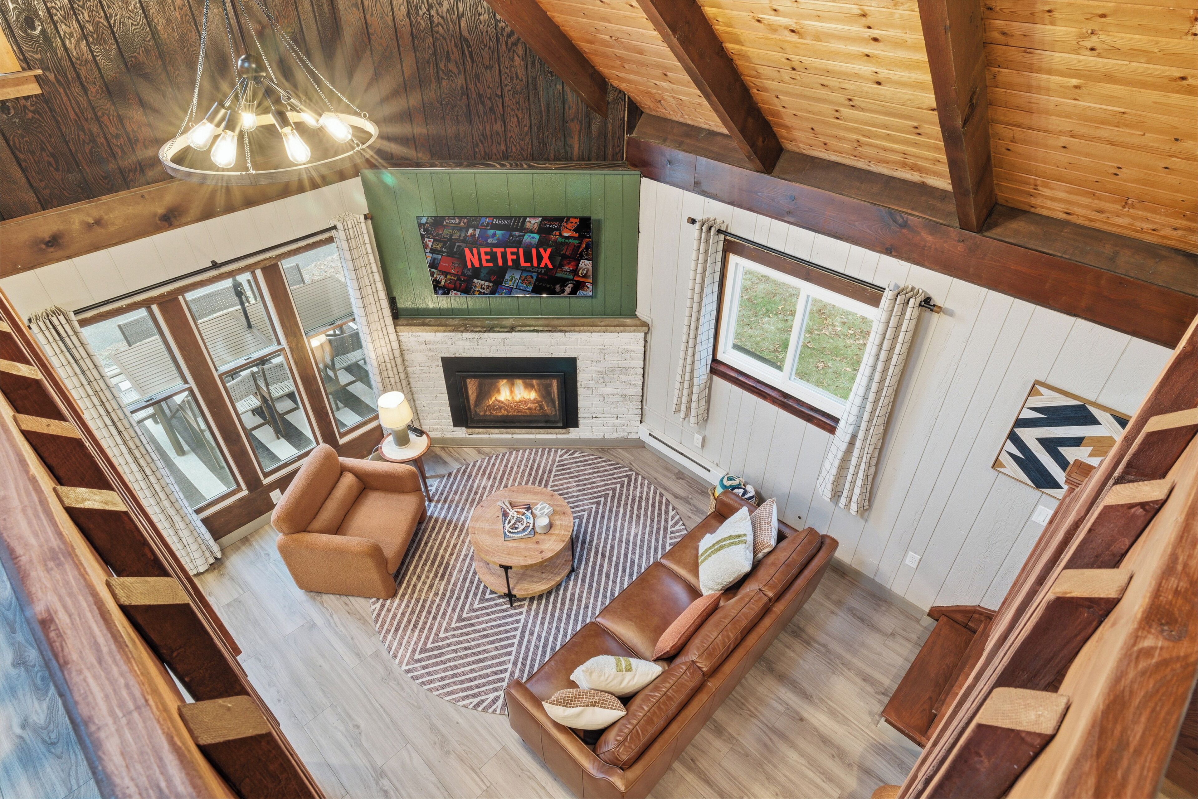 Smart TV, chimenea, futbolito y biblioteca musical 