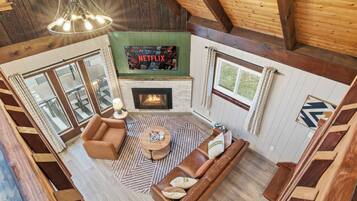 Smart TV, chimenea, futbolito y biblioteca musical
